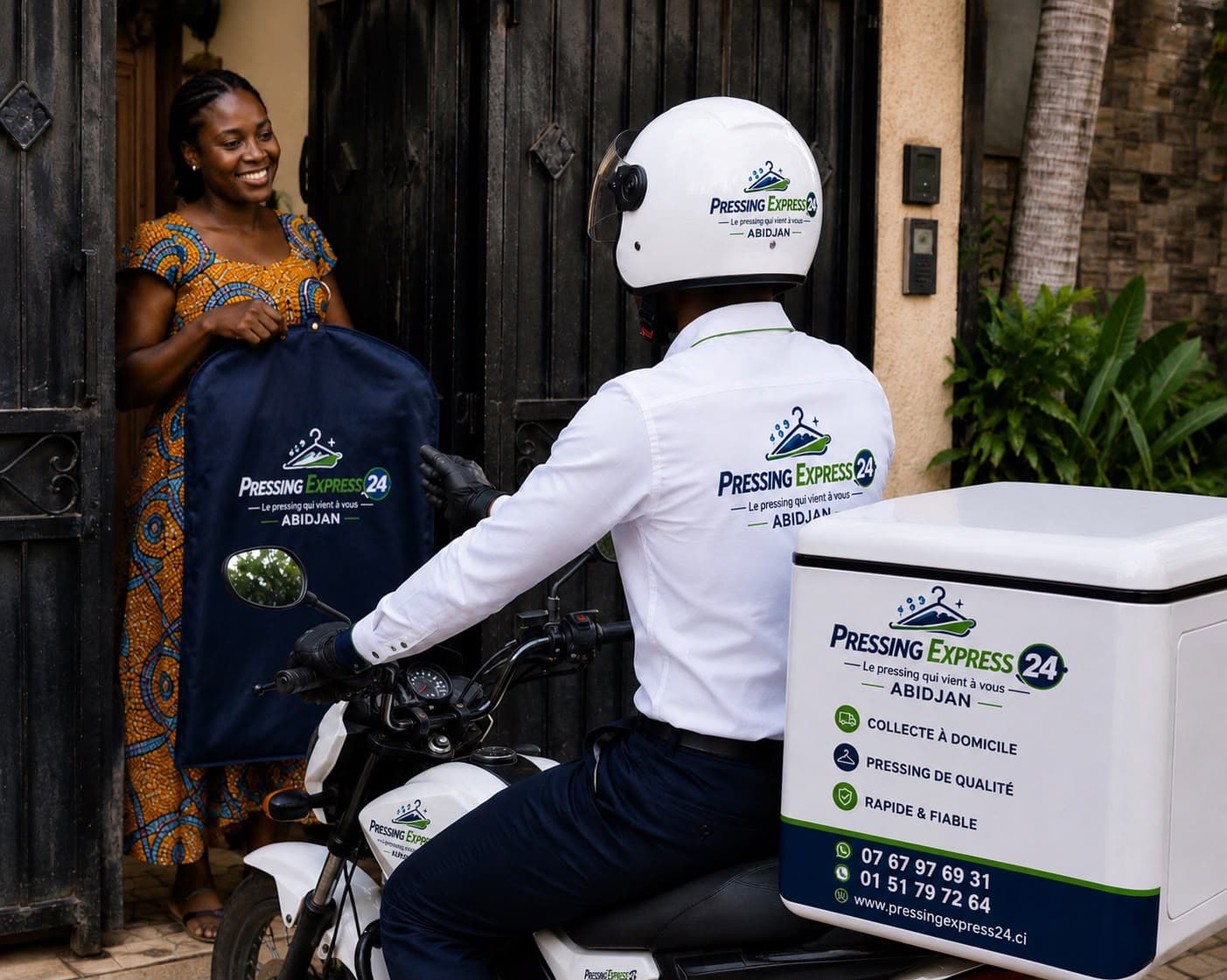 Un livreur Pressing Express 24 à moto collecte une housse de vêtements chez une cliente à Abidjan